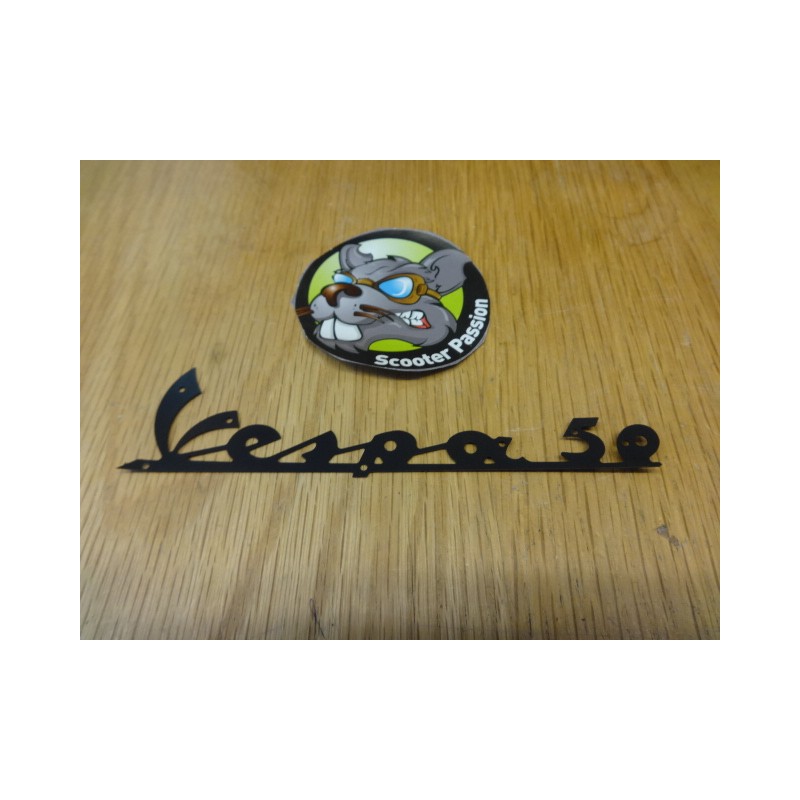 Monogram / embleem "Vespa 50" moet worden geklonken ZWART voor Vespa 50 bij scooter passion