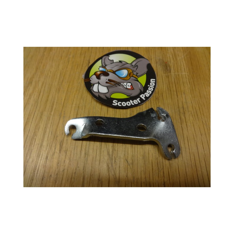 acheter le support de passage de gaine pour vesap V50 chez Scooter Passion votre spécialiste en pièces pour vespa de collection