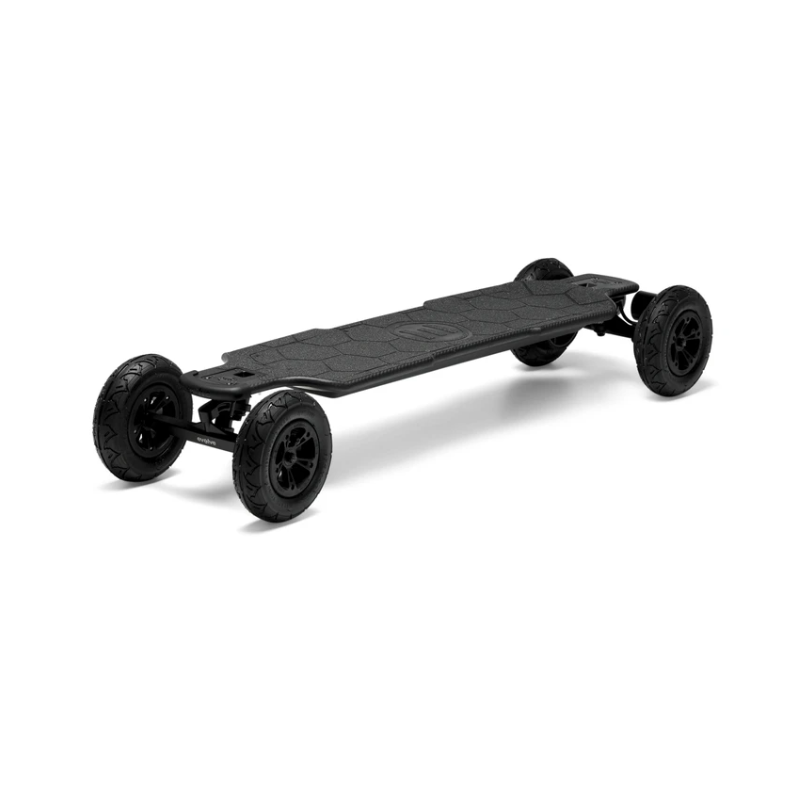 skateboard électrique en carbon bridé à 25 km/h avec roues lisses