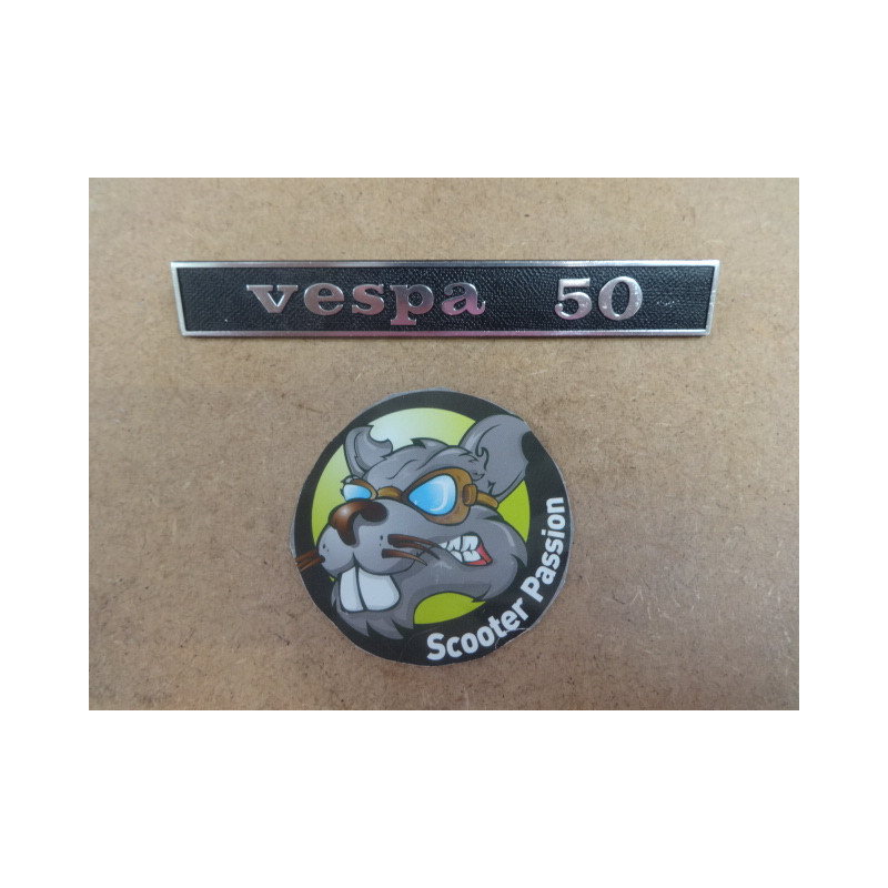 Insigne Vespa 50 arrière arrière pour Vespa 50 R chez scooter passion