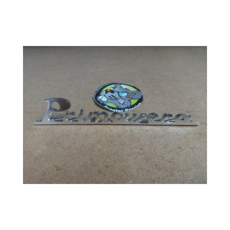 Primavera" achterste badge voor Vespa 125 Primavera bij scooter passion