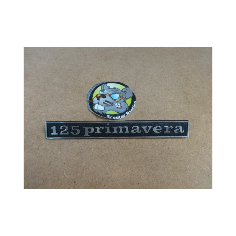 Insigne "125 primavera" arrière pour Vespa chez scooter passion en belgique et en france