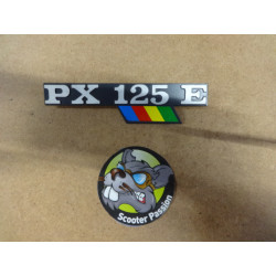 "PX125E" badge linkervleugel voor Vespa PX125E bij scooter passion