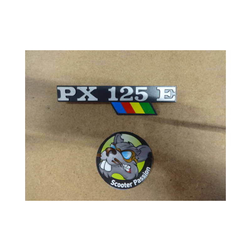 "PX125E" badge linkervleugel voor Vespa PX125E bij scooter passion
