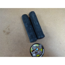 Zwarte rubber handvatten...