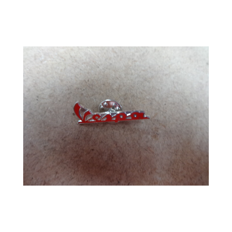 Pins "Vespa" rouge chez scooter passion en belgique et en france