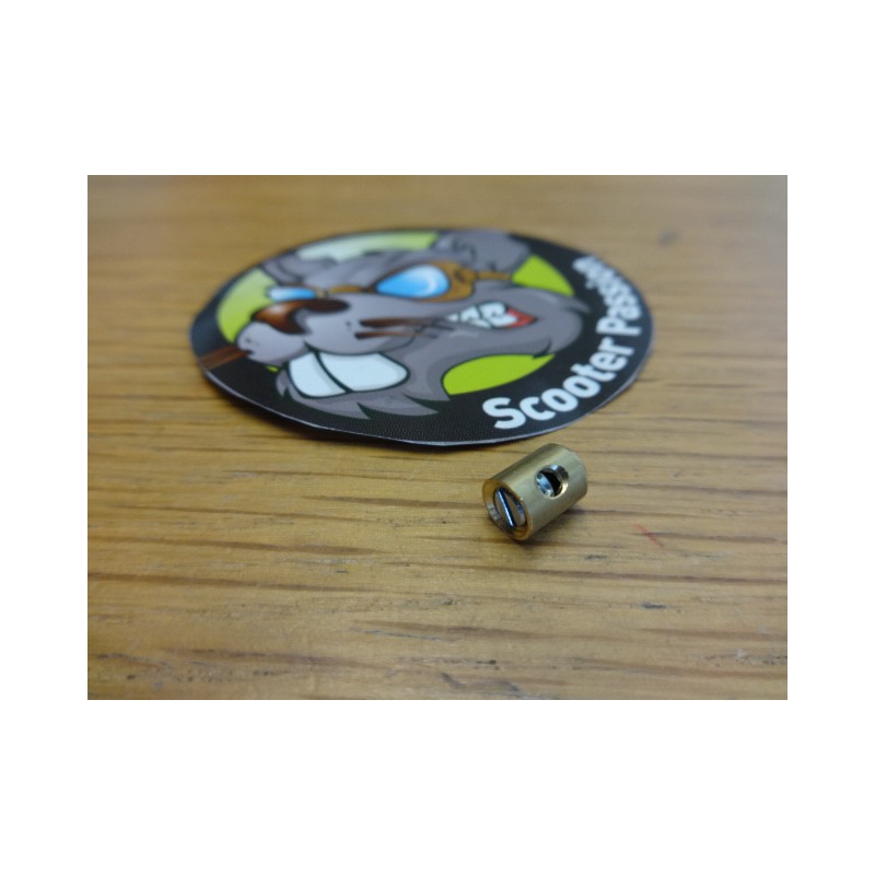 Schroefnippel gaskabel op carburateur