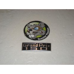 Emblem beenschild "GRAND PRIX" voor Lambretta GP DL  bij scooter passion in belgie