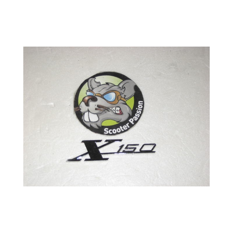 Monogramme tablier "X150"  Serie 3 SX 150 chez scooter passion