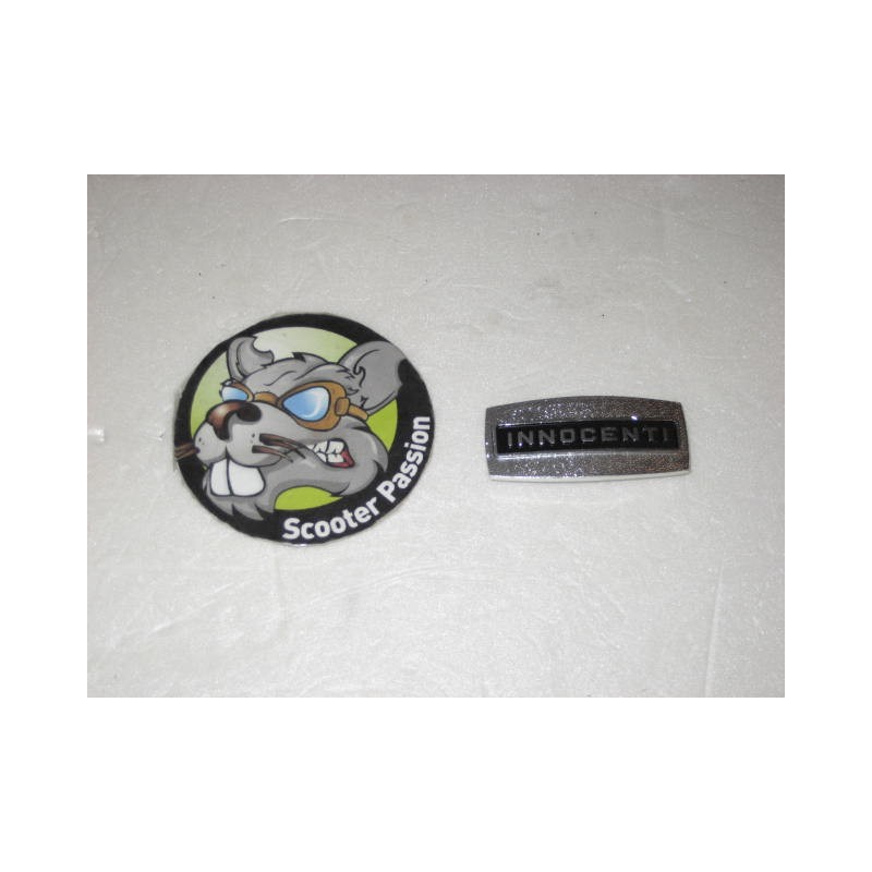Embleem "Innocenti" RECTANGULAIR beneden claxon Lambretta Serie 3 bij scooter passion in belgië