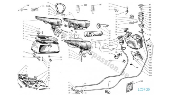 Selles, boîtes à gants, compteur et outillage de secours